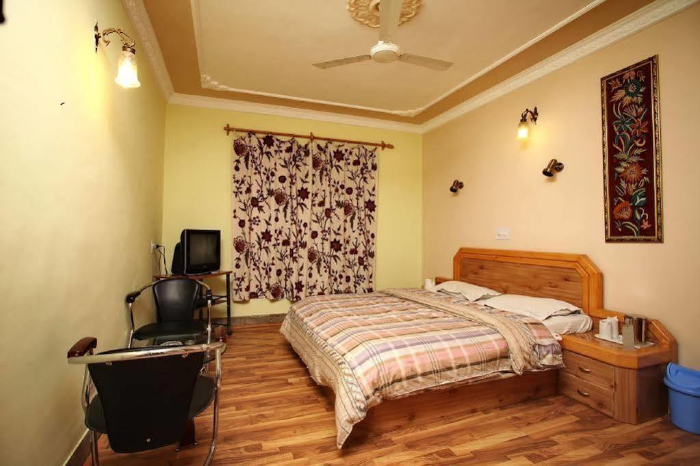 Hotel Ibni Kabeer Srīnagar Eksteriør billede